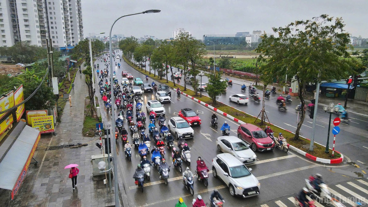 Hà Nội: Chật vật di chuyển trong mưa rét