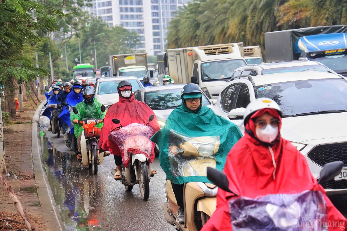 Hà Nội: Chật vật di chuyển trong mưa rét
