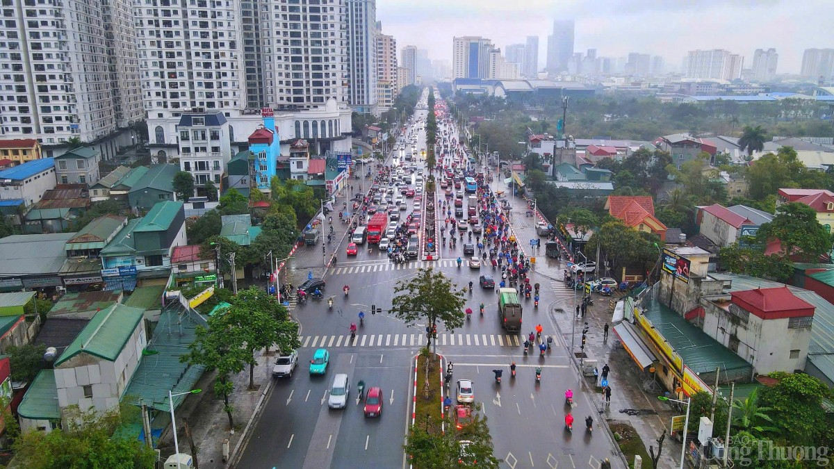Hà Nội: Chật vật di chuyển trong mưa rét