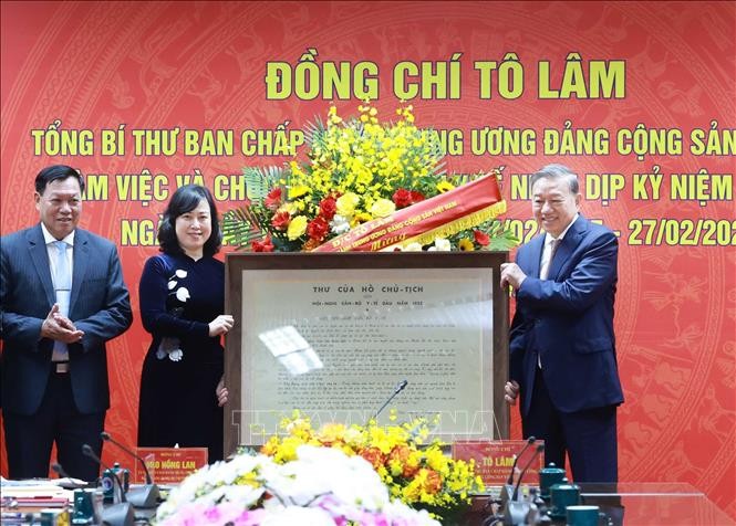 Tổng Bí thư Tô Lâm tặng Thư của Chủ tịch Hồ Chí Minh gửi Hội nghị cán bộ y tế đầu năm 1955. Ảnh: Thống Nhất/TTXVN
