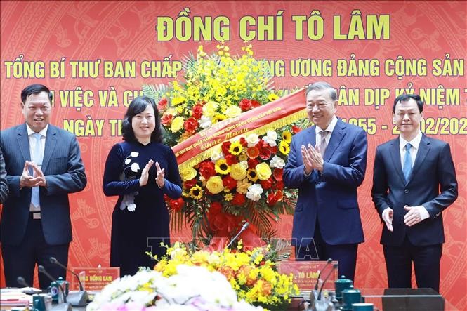 Tổng Bí thư Tô Lâm chúc mừng ngành Y tế nhân dịp kỷ niệm 70 năm Ngày Thầy thuốc Việt Nam (27/2/1955-27/2/2025). Ảnh: Thống Nhất/TTXVN Tổng Bí thư Tô Lâm chúc mừng ngành Y tế nhân dịp kỷ niệm 70 năm Ngày Thầy thuốc Việt Nam (27/2/1955-27/2/2025). Ảnh: Thống Nhất/TTXVN