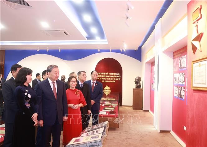 Tổng Bí thư Tô Lâm thăm Phòng truyền thống của Bộ Y tế. Ảnh: Thống Nhất/TTXVN