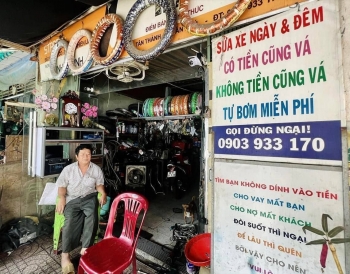 Chuyện 'ông chú Tân Phú' sửa xe miễn phí cho người nghèo