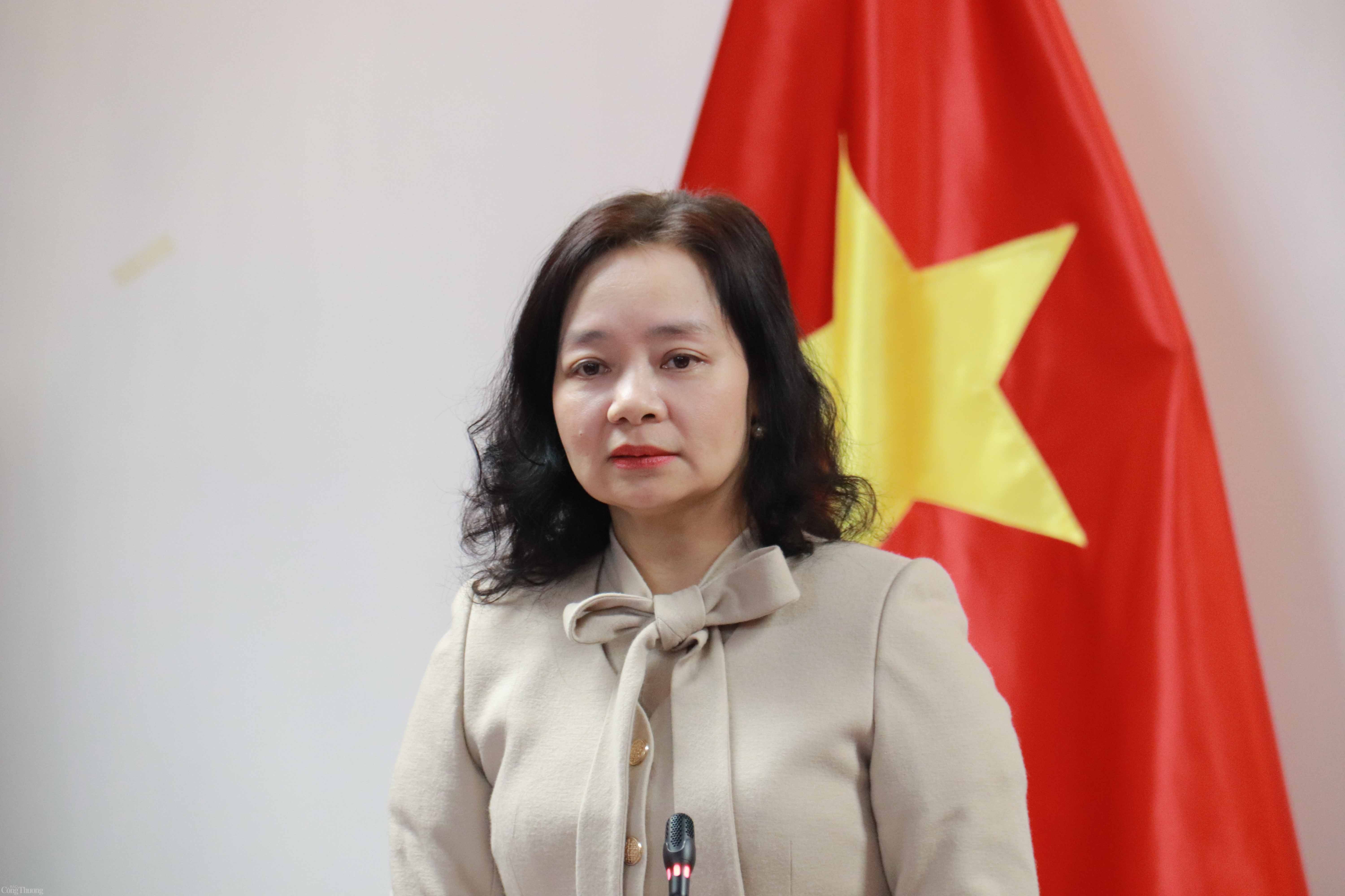 Vụ trưởng Vụ Tiết kiệm năng lượng và Phát triển bền vững Nguyễn Thị Lâm Giang phát biểu tại hội nghị. Ảnh: Lê An Vụ trưởng Vụ Tiết kiệm năng lượng và Phát triển bền vững Nguyễn Thị Lâm Giang phát biểu tại hội nghị. Ảnh: Lê An