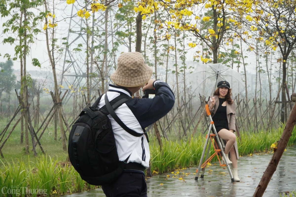 Các “tay máy” cũng được dịp kiếm thêm nhờ các “nàng thơ”. Theo tìm hiểu, giá thuê thợ ảnh sẽ dao động từ 1 - 2 triệu đồng/bộ ảnh.