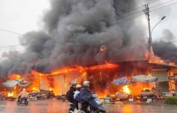 Làm rõ nguyên nhân chợ ở Tuyên Quang cháy lớn, nhiều kiot bị thiêu rụi