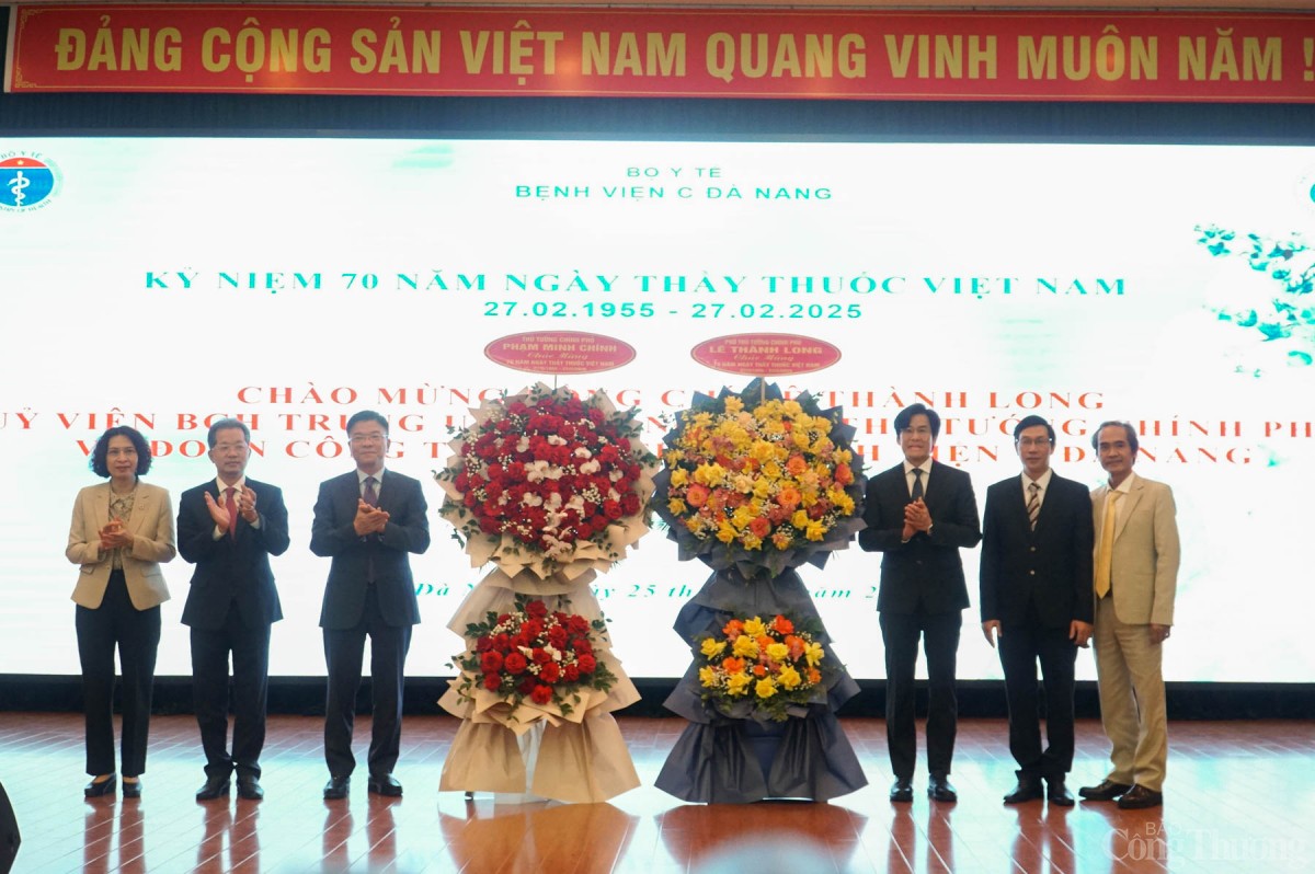Phó Thủ tướng Lê Thành Long tặng hoa chúc mừng Bệnh viện C Đà Nẵng nhân kỷ niệm 70 năm ngày Thầy thuốc Việt Nam Phó Thủ tướng Lê Thành Long tặng hoa chúc mừng Bệnh viện C Đà Nẵng nhân kỷ niệm 70 năm ngày Thầy thuốc Việt Nam