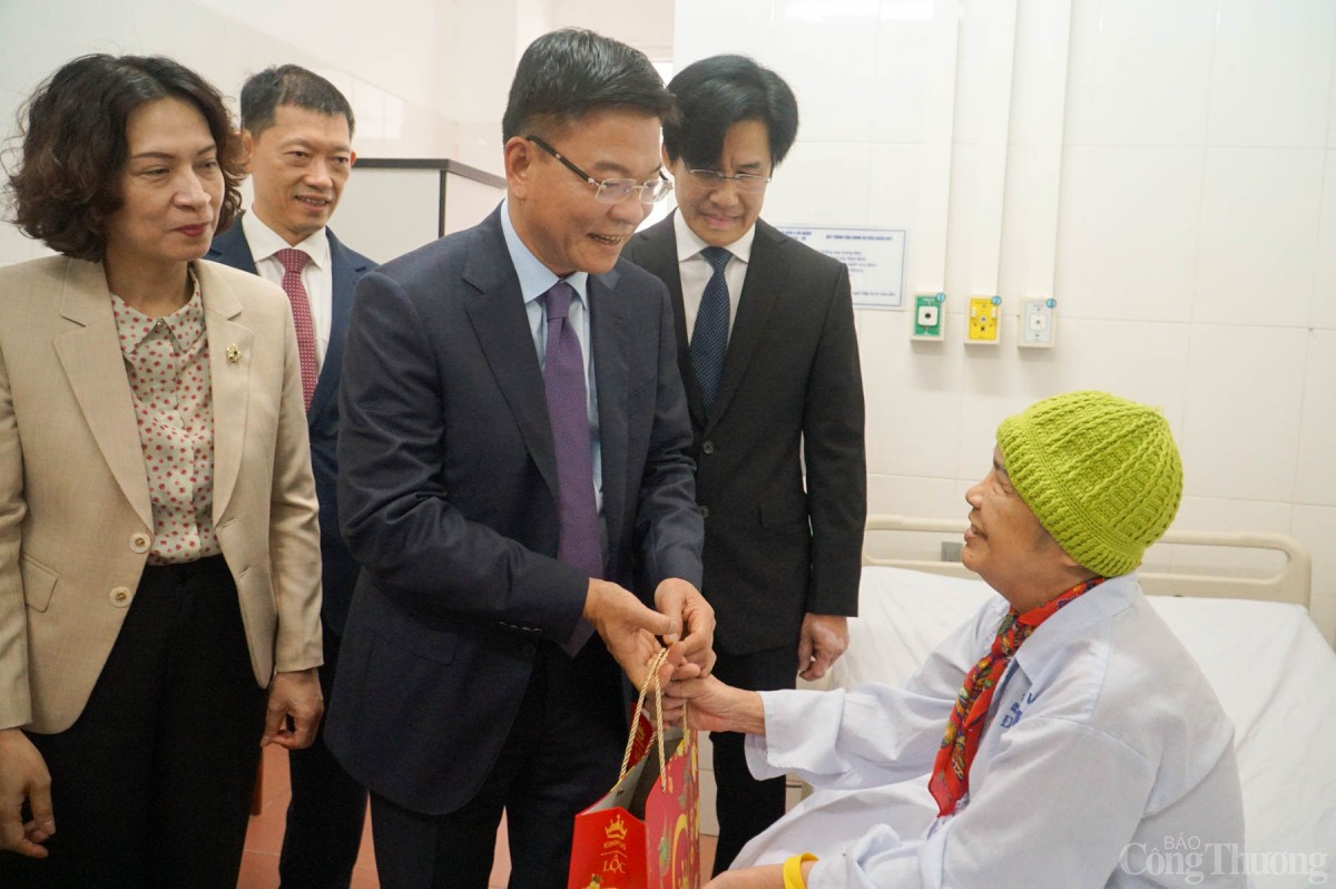 Cũng trong buổi thăm, Phó Thủ tướng Lê Thành Long đã đến thăm hỏi sức khỏe một số cán bộ đang điều trị tại Bệnh viện C Đà Nẵng Cũng trong buổi thăm, Phó Thủ tướng Lê Thành Long đã đến thăm hỏi sức khỏe một số cán bộ đang điều trị tại Bệnh viện C Đà Nẵng