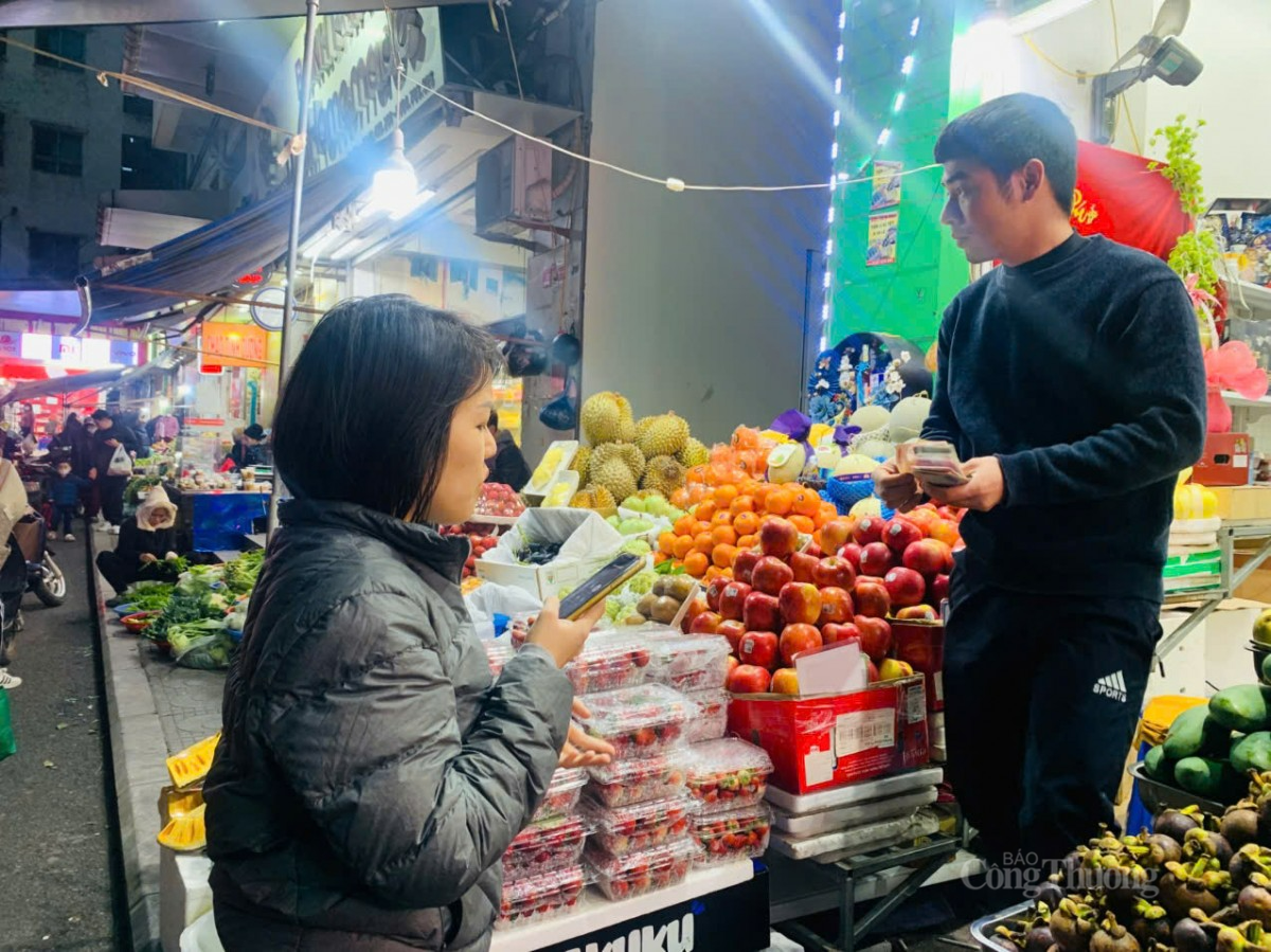 chị Hoàng Anh đang kiểm tra lại tin nhắn đặt hàng của khách. Ảnh: Nguyễn Thanh chị Hoàng Anh đang kiểm tra lại tin nhắn đặt hàng của khách. Ảnh: Nguyễn Thanh