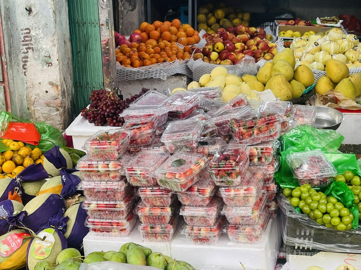 Dâu tây Sơn La ‘nhuộm đỏ’ chợ, giá giảm sâu! Dâu tây Sơn La ‘nhuộm đỏ’ chợ, giá giảm sâu!