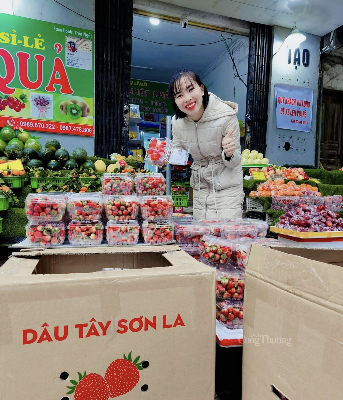 Tiểu thương bán dâu tây Sơn La tươi cười giới thiệu sản phẩm cho khách. Ảnh: Nguyễn Thanh Tiểu thương bán dâu tây Sơn La tươi cười giới thiệu sản phẩm cho khách. Ảnh: Nguyễn Thanh