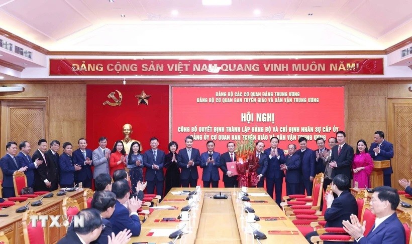 Đồng chí Trần Cẩm Tú và đồng chí Nguyễn Trọng Nghĩa trao Quyết định thành lập Đảng bộ cơ quan Ban Tuyên giáo và Dân vận Trung ương. Ảnh: TTXVN Đồng chí Trần Cẩm Tú và đồng chí Nguyễn Trọng Nghĩa trao Quyết định thành lập Đảng bộ cơ quan Ban Tuyên giáo và Dân vận Trung ương. Ảnh: TTXVN
