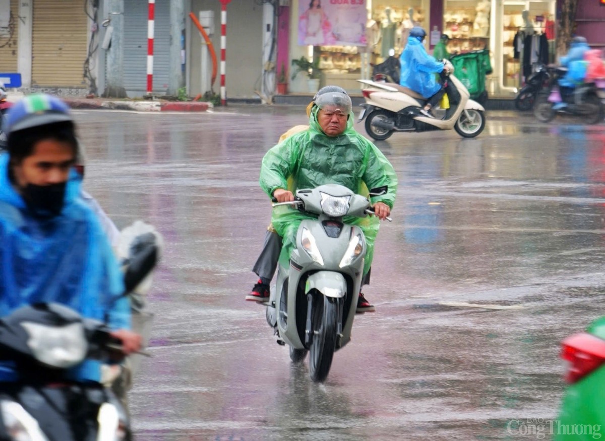 Hà Nội: Xe ôm tay tê cóng, vẫn miệt mài mưu sinh trong mưa rét 15 độ C