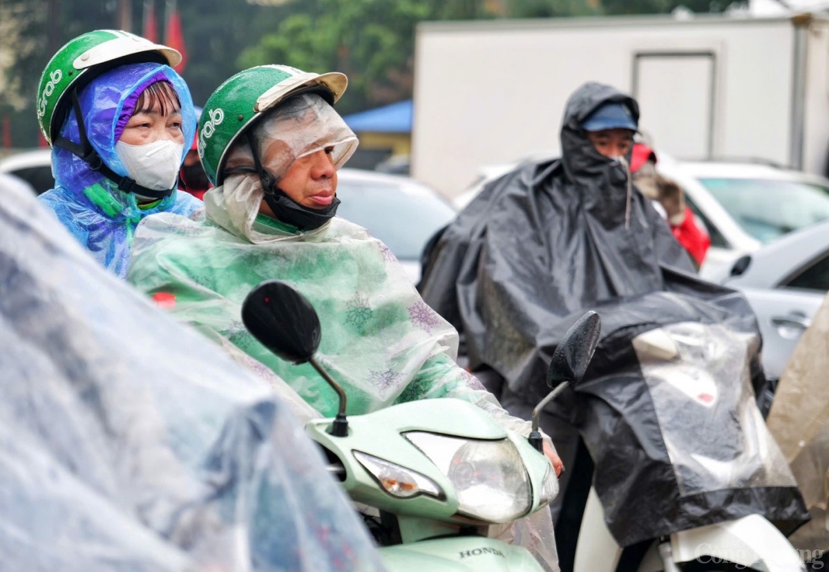 Hà Nội: Xe ôm tay tê cóng, vẫn miệt mài mưu sinh trong mưa rét 15 độ C