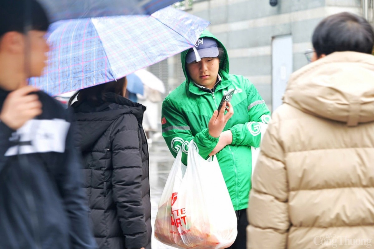 Hà Nội: Xe ôm tay tê cóng, vẫn miệt mài mưu sinh trong mưa rét 15 độ C