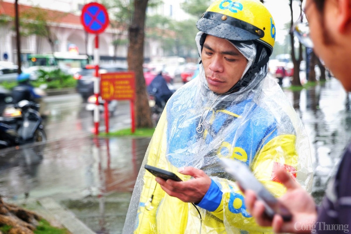 Hà Nội: Xe ôm tay tê cóng, vẫn miệt mài mưu sinh trong mưa rét 15 độ C