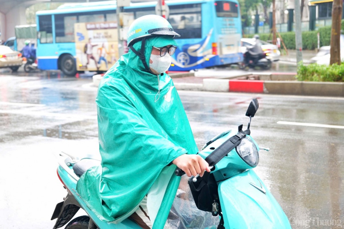 Hà Nội: Xe ôm tay tê cóng, vẫn miệt mài mưu sinh trong mưa rét 15 độ C