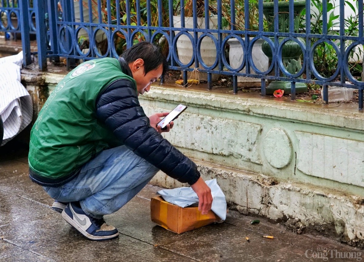 Hà Nội: Xe ôm tay tê cóng, vẫn miệt mài mưu sinh trong mưa rét 15 độ C