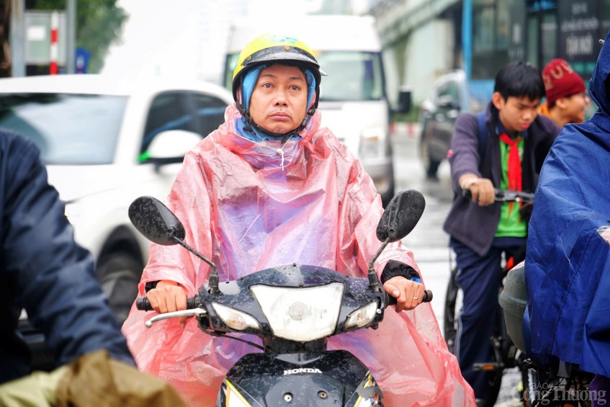 Hà Nội: Xe ôm tay tê cóng, vẫn miệt mài mưu sinh trong mưa rét 15 độ C