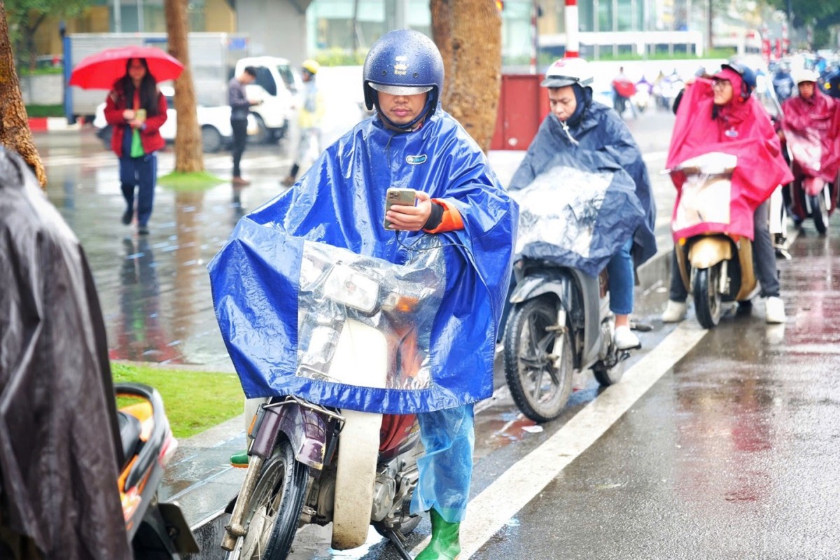 Hà Nội: Xe ôm tay tê cóng, vẫn miệt mài mưu sinh trong mưa rét 15 độ C