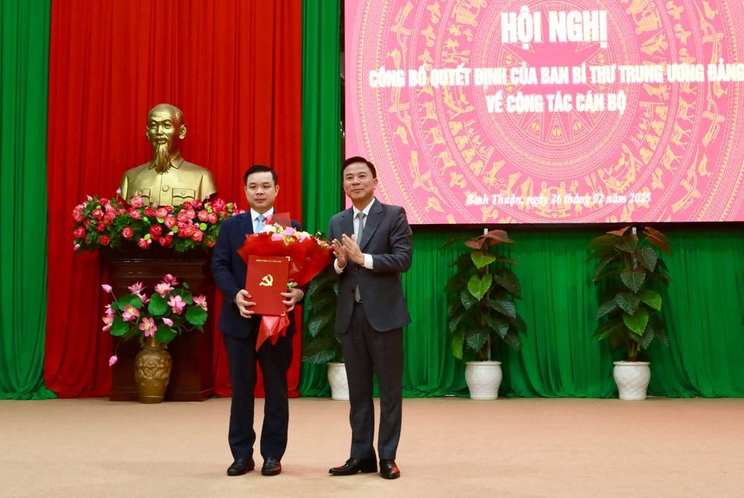 Ông Đỗ Trọng Hưng, Phó Trưởng ban Tổ chức Trung ương trao quyết định của Ban Bí thư Trung ương Đảng điều động, luân chuyển, chỉ định ông Đỗ Hữu Huy làm Phó Bí thư Tỉnh ủy Bình Thuận. Ảnh: Duy Tuấn Ông Đỗ Trọng Hưng, Phó Trưởng ban Tổ chức Trung ương trao quyết định của Ban Bí thư Trung ương Đảng điều động, luân chuyển, chỉ định ông Đỗ Hữu Huy làm Phó Bí thư Tỉnh ủy Bình Thuận. Ảnh: Duy Tuấn