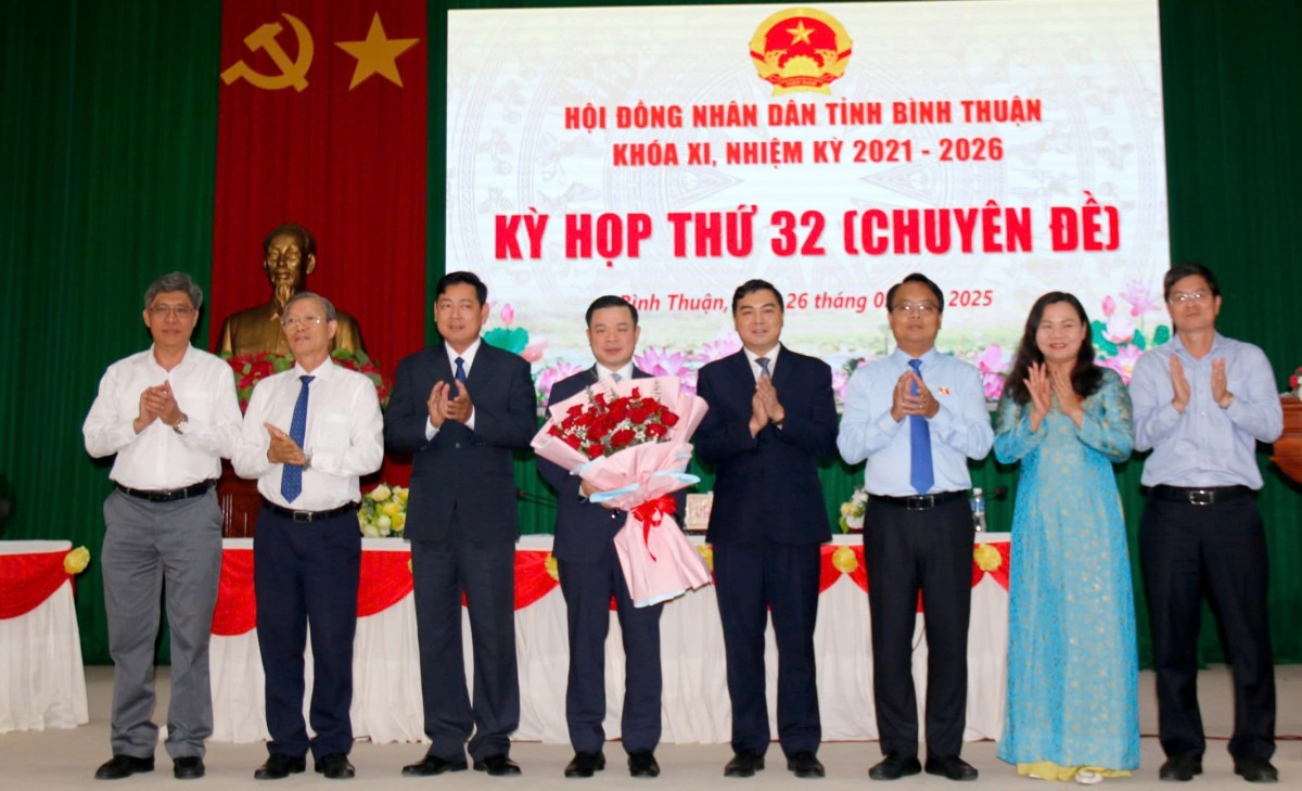 Lãnh đạo tỉnh Bình Thuận tặng hoa chúc mừng ông Đỗ Hữu Duy, tân Chủ tịch UBND tỉnh Bình Thuận. Ảnh: NT Lãnh đạo tỉnh Bình Thuận tặng hoa chúc mừng ông Đỗ Hữu Duy, tân Chủ tịch UBND tỉnh Bình Thuận. Ảnh: NT