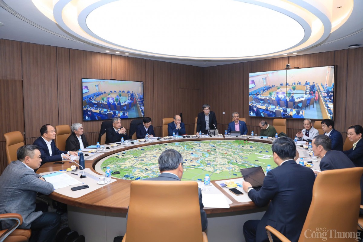 Tổng giám đốc FPT Nguyễn Văn Khoa nhấn mạnh thành phố Hà Nội cần tiên phong trong cuộc cách mạng khoa học công nghệ, dù nhiều rủi ro nhưng kết quả sẽ lớn. Tổng giám đốc FPT Nguyễn Văn Khoa nhấn mạnh thành phố Hà Nội cần tiên phong trong cuộc cách mạng khoa học công nghệ, dù nhiều rủi ro nhưng kết quả sẽ lớn.