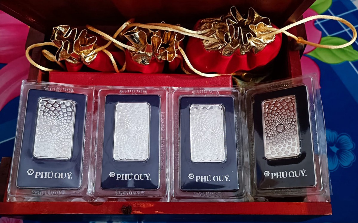  Sản phẩm bạc 999 dành cho tích lũy của Tập đoàn Vàng bạc đá quý Phú Quý luôn được bọc nilon để tránh cho bạc tiếp xúc với những hóa chất khiến bạc đổi màu.