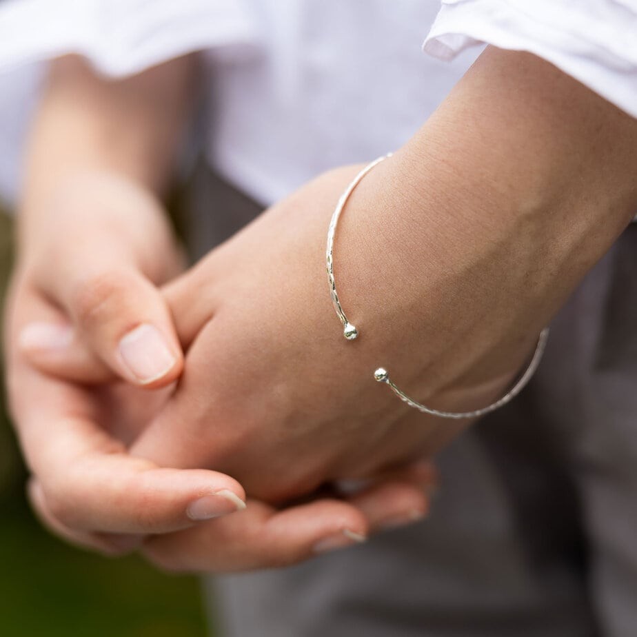 Bạc sẽ ít bị xỉn màu hơn nếu bạn đeo thường xuyên, vì ma sát giúp bạc luôn sáng bóng. Nhưng hạn chế đeo khi đổ mồ hôi (Nguồn: Tigerlily-jewellery.co.uk).