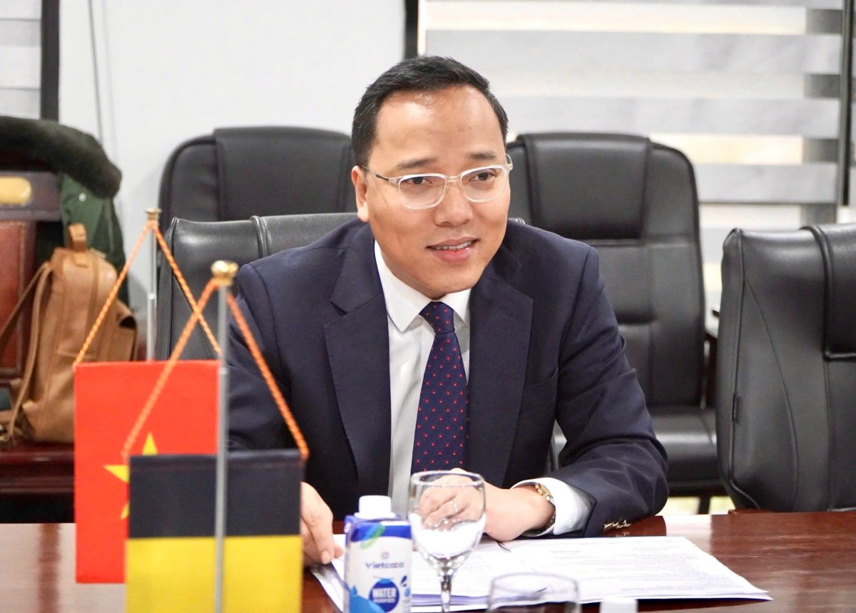 Thứ trưởng Bộ Công Thương Nguyễn Hoàng Long phát biểu, đánh giá cao quan hệ hợp tác thương mại, công nghiệp giữa hai nước Việt Nam - Bỉ. Ảnh: Huyền Trang Thứ trưởng Bộ Công Thương Nguyễn Hoàng Long phát biểu, đánh giá cao quan hệ hợp tác thương mại, công nghiệp giữa hai nước Việt Nam - Bỉ. Ảnh: Huyền Trang