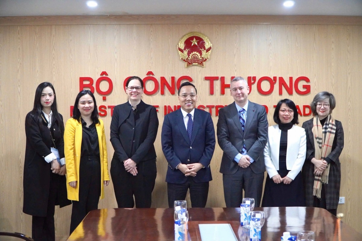 Thứ trưởng Nguyễn Hoàng Long và Đại sứ Bỉ tại Việt Nam Karl Van Den Bossche chụp ảnh chung sau buổi tiếp và làm việc. Ảnh: Huyền Trang Thứ trưởng Nguyễn Hoàng Long và Đại sứ Bỉ tại Việt Nam Karl Van Den Bossche chụp ảnh chung sau buổi tiếp và làm việc. Ảnh: Huyền Trang