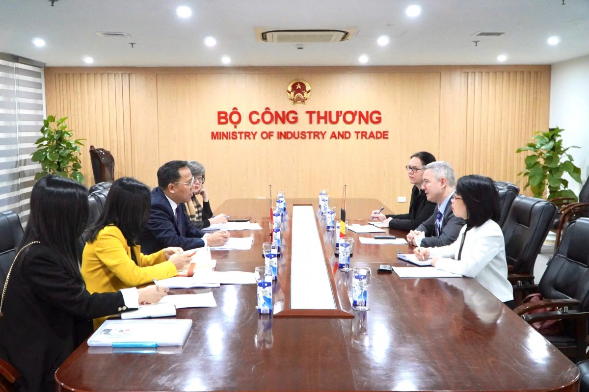 Toàn cảnh tiếp và làm việc giữa Thứ trưởng Nguyễn Hoàng Long và Ngài Karl Van Den Bossche, Đại sứ Bỉ tại Việt Nam. Ảnh: Huyền Trang Toàn cảnh tiếp và làm việc giữa Thứ trưởng Nguyễn Hoàng Long và Ngài Karl Van Den Bossche, Đại sứ Bỉ tại Việt Nam. Ảnh: Huyền Trang