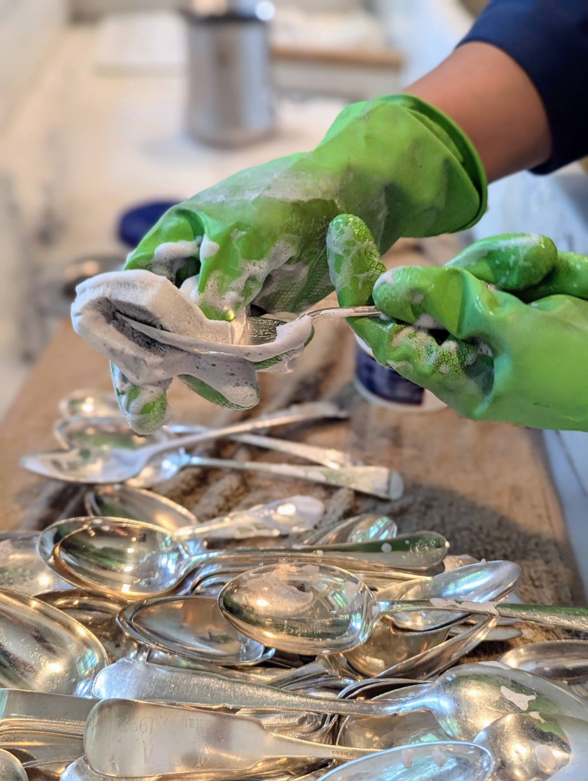 Sau một thời gian sử dụng, các vật dụng bằng bạc thường cần được làm sạch. (Nguồn: Themarthablog.com)