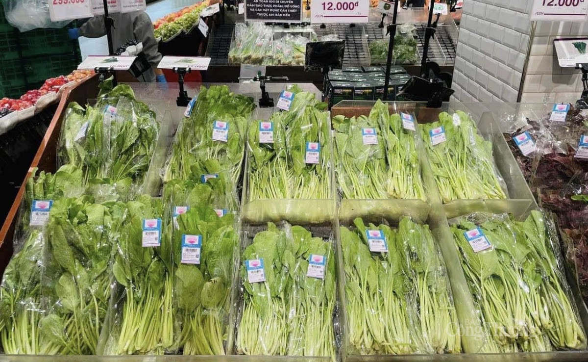 Nhiều loại rau trong siêu thị vẫn được bình ổn giá. Ảnh: Nguyễn Thanh