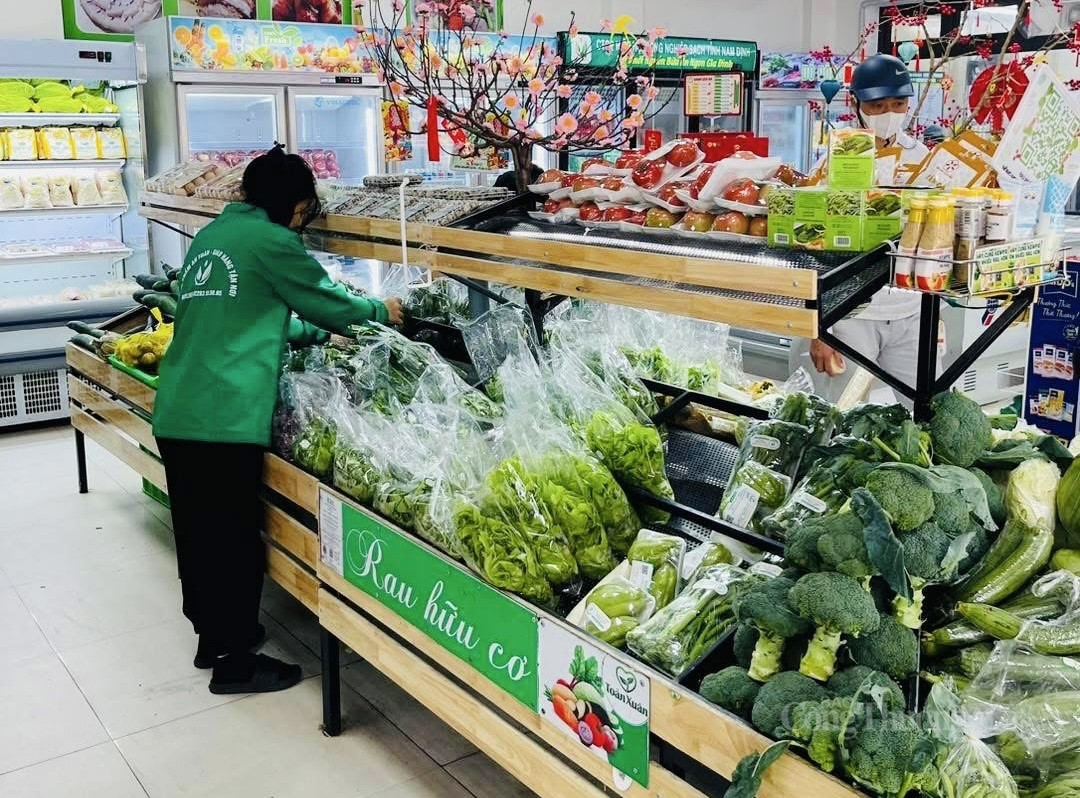 giá cả được niêm yết rõ ràng, ổn định là ưu điểm được người tiêu dùng lựa chọn mua tại siêu thị, cửa hàng. Ảnh: Nguyễn Thanh