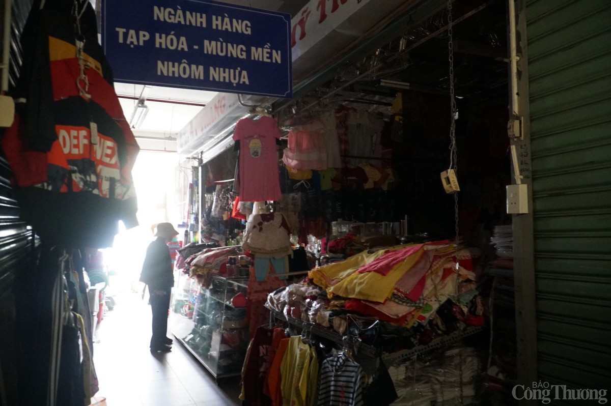 Tiểu thương các ngành hàng trên tầng 2 chợ Siêu thị Đà Nẵng kinh doanh trong tình trạng không có điện Tiểu thương các ngành hàng trên tầng 2 chợ Siêu thị Đà Nẵng kinh doanh trong tình trạng không có điện