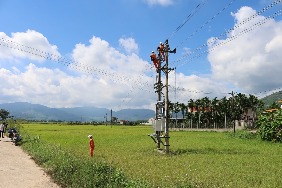 Một trong những bước đột phá trong chuyển đổi số ngành điện là việc thay thế công tơ cơ khí bằng công tơ điện tử đo xa (Ảnh: PC Quảng Ngãi) Một trong những bước đột phá trong chuyển đổi số ngành điện là việc thay thế công tơ cơ khí bằng công tơ điện tử đo xa (Ảnh: PC Quảng Ngãi)
