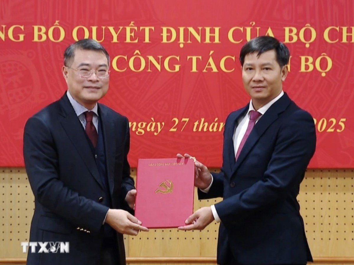 Đồng chí Lê Minh Hưng, Ủy viên Bộ Chính trị, Bí thư Trung ương Đảng, Trưởng Ban Tổ chức Trung ương trao Quyết định cho đồng chí Nguyễn Thành Tâm. (Ảnh: TTXVN)