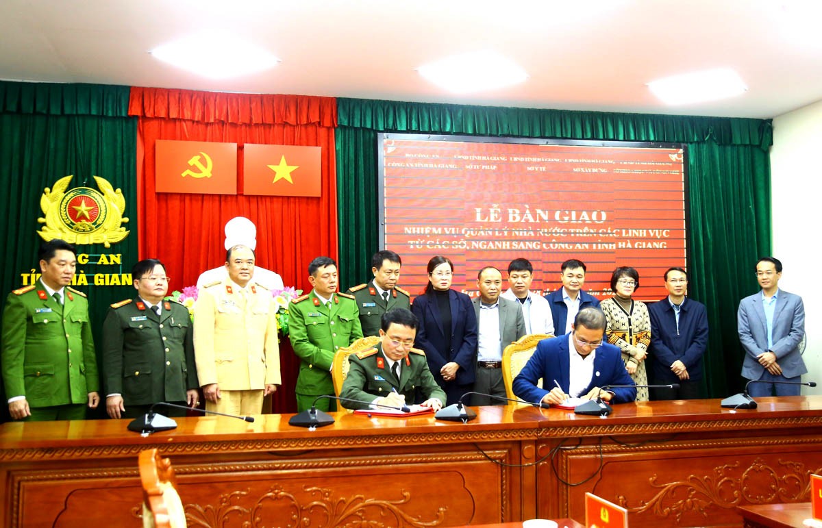 Lãnh đạo Công an tỉnh và Sở Khoa học & Công nghệ ký kết bàn giao nhiệm vụ quản lý về bảo đảm an toàn, an ninh thông tin mạng. Lãnh đạo Công an tỉnh và Sở Khoa học & Công nghệ ký kết bàn giao nhiệm vụ quản lý về bảo đảm an toàn, an ninh thông tin mạng.