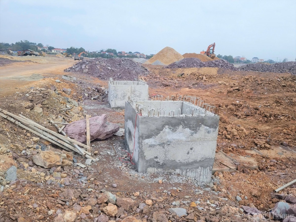 Bắc Giang: Dấu hiệu 'bán lúa non' tại dự án ngổn ngang bùn đất