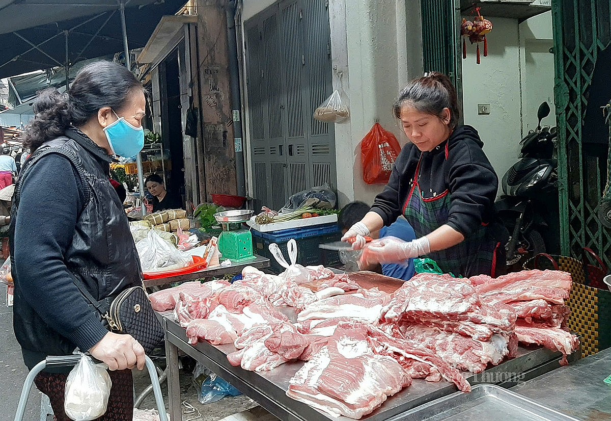 Người dân mua thịt heo tại chợ dân sinh ở Hà Nội