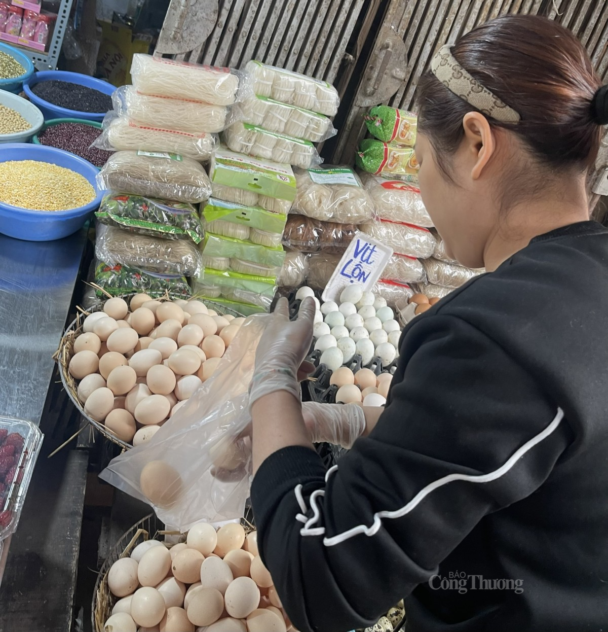 Sau Tết Nguyên đán, giá trứng gà đã giảm mạnh. Ảnh: Nguyễn Thanh