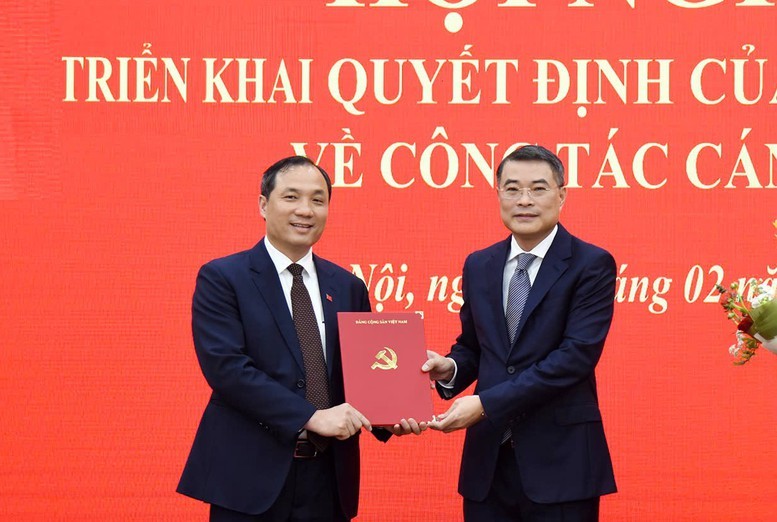 Trưởng Ban Tổ chức Trung ương Lê Minh Hưng trao Quyết định cho ông Hoàng Trung Dũng. Ảnh: Chinhphu.vn