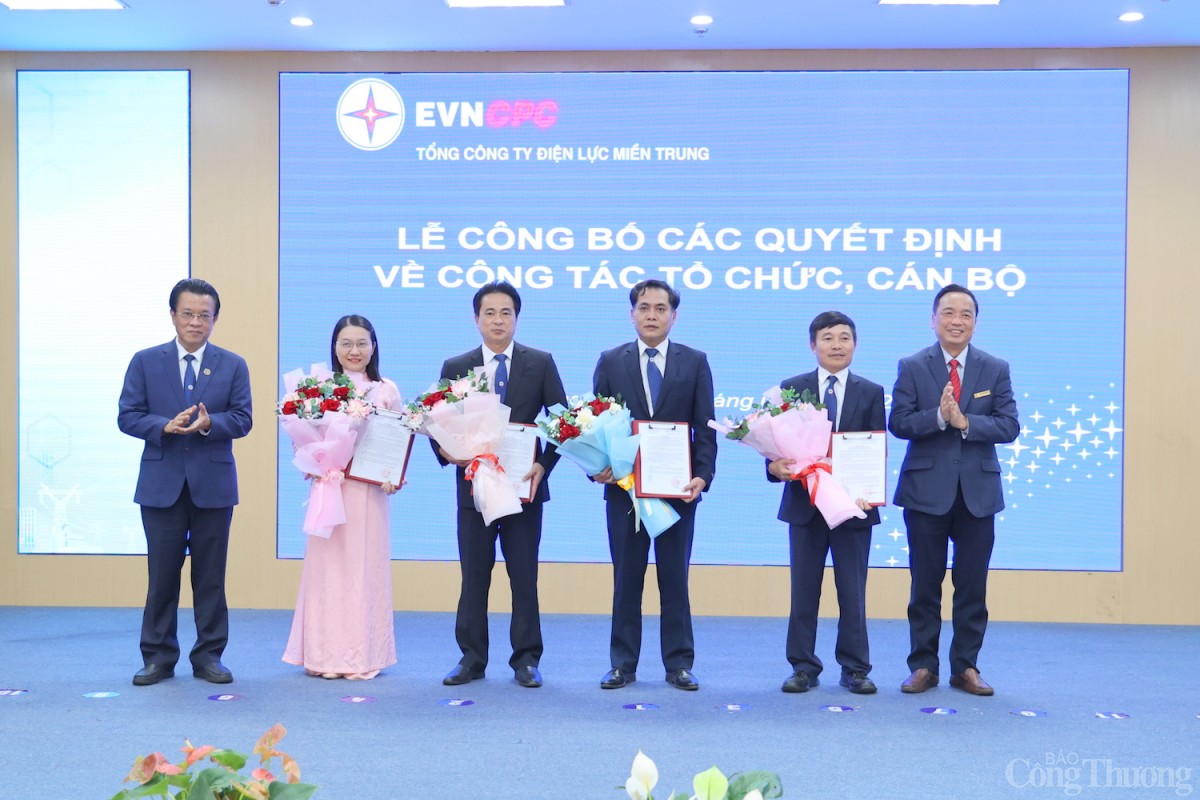 Lãnh đạo EVNCPC tặng hoa và trao quyết định cho các cán bộ được điều động, bổ nhiệm của CPCNPMU Lãnh đạo EVNCPC tặng hoa và trao quyết định cho các cán bộ được điều động, bổ nhiệm của CPCNPMU