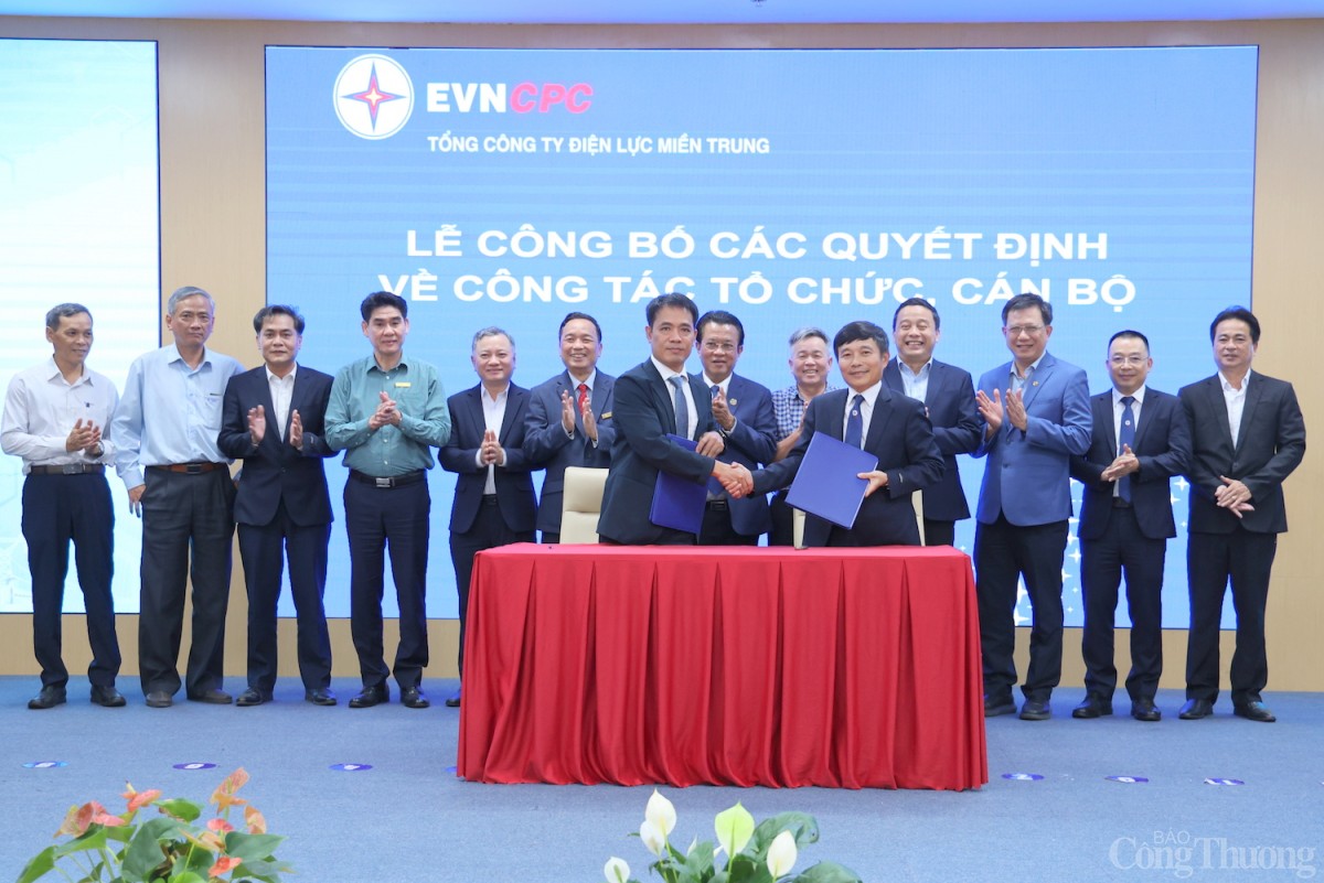 Lãnh đạo hai Ban ký biên bản bàn giao Lãnh đạo hai Ban ký biên bản bàn giao