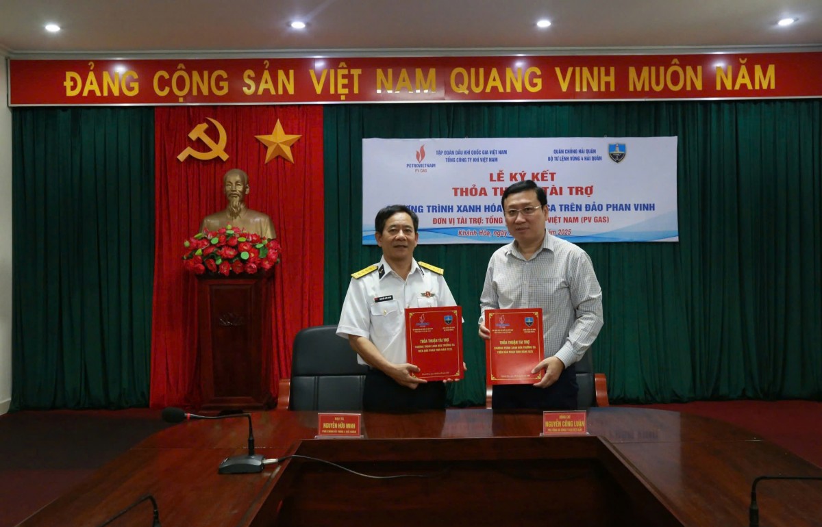 Đại tá Nguyễn Hữu Minh, Phó Chính ủy Vùng và đồng chí Nguyễn Công Luận, Phó TGĐ Công ty Khí Việt Nam bàn giao chương trình thỏa thuận Đại tá Nguyễn Hữu Minh, Phó Chính ủy Vùng và đồng chí Nguyễn Công Luận, Phó TGĐ Công ty Khí Việt Nam bàn giao chương trình thỏa thuận