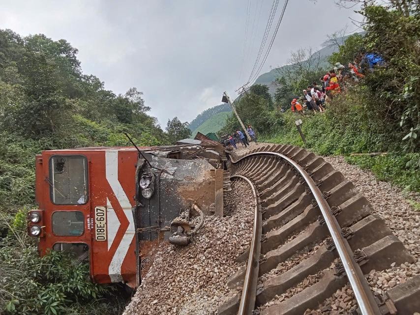 tàu hỏa trật bánh đường sắt bắc nam