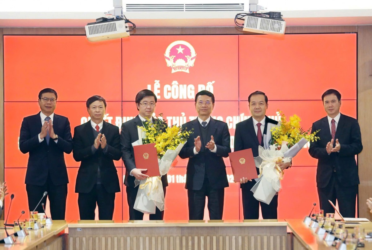 Bộ trưởng Nguyễn Mạnh Hùng, các Thứ trưởng: Bùi Thế Duy, Lê Xuân Định, Hoàng Minh chúc mừng Thứ trưởng Phạm Đức Long, Thứ trưởng Bùi Hoàng Phương Bộ trưởng Nguyễn Mạnh Hùng, các Thứ trưởng: Bùi Thế Duy, Lê Xuân Định, Hoàng Minh chúc mừng Thứ trưởng Phạm Đức Long, Thứ trưởng Bùi Hoàng Phương