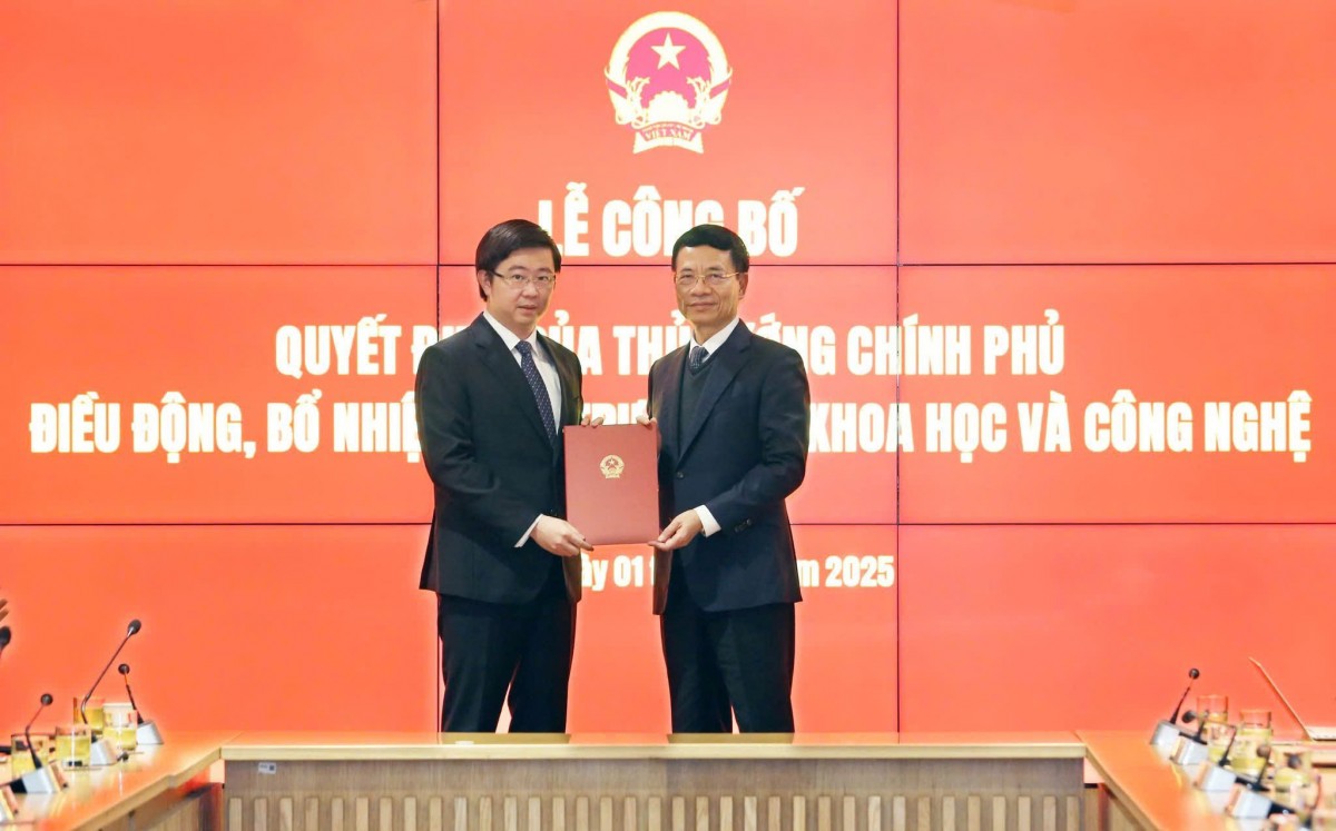 Bộ trưởng Nguyễn Mạnh Hùng thừa ủy quyền của Thủ tướng Chính phủ trao Quyết định điều động, bổ nhiệm cho Thứ trưởng Bùi Hoàng Phương giữ chức Thứ trưởng Bộ KH&CN Bộ trưởng Nguyễn Mạnh Hùng thừa ủy quyền của Thủ tướng Chính phủ trao Quyết định điều động, bổ nhiệm cho Thứ trưởng Bùi Hoàng Phương giữ chức Thứ trưởng Bộ KH&CN