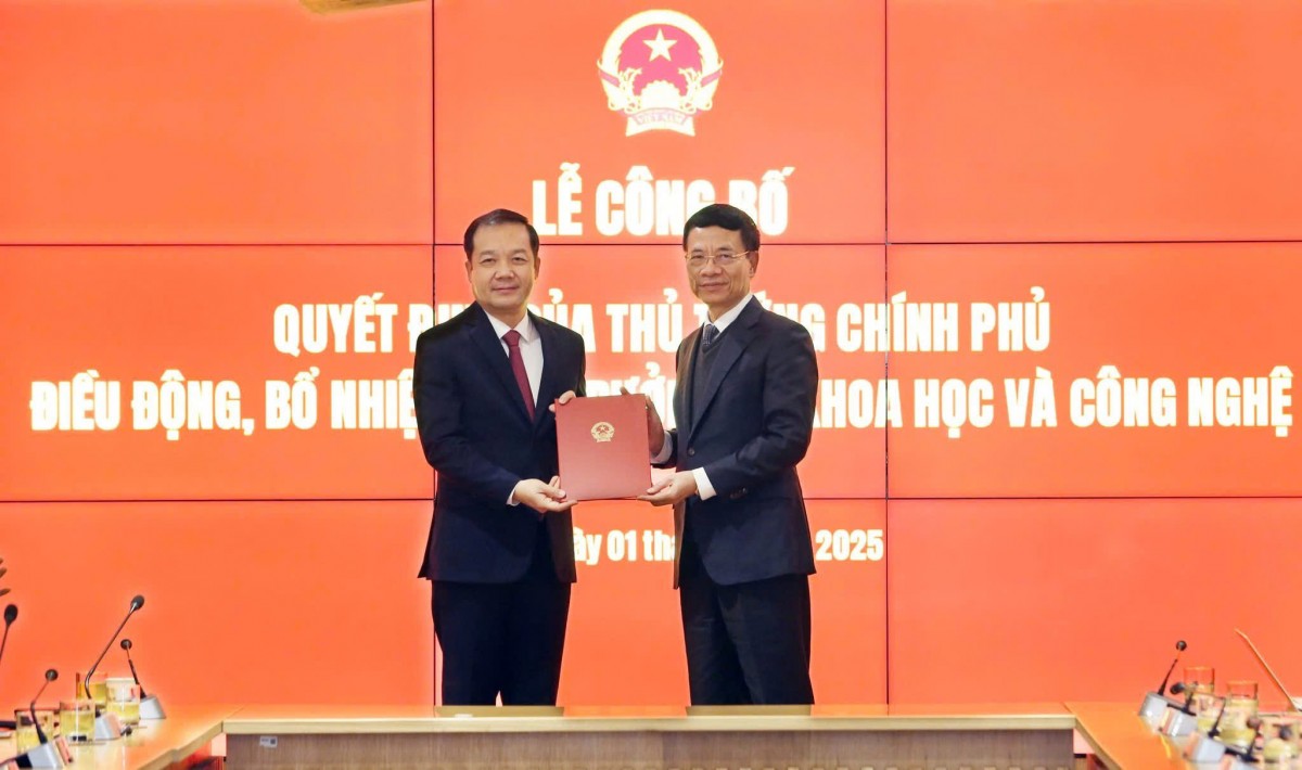 Bộ trưởng Nguyễn Mạnh Hùng thừa ủy quyền của Thủ tướng Chính phủ trao Quyết định điều động, bổ nhiệm cho Thứ trưởng Phạm Đức Long giữ chức Thứ trưởng Bộ KH&CN Bộ trưởng Nguyễn Mạnh Hùng thừa ủy quyền của Thủ tướng Chính phủ trao Quyết định điều động, bổ nhiệm cho Thứ trưởng Phạm Đức Long giữ chức Thứ trưởng Bộ KH&CN